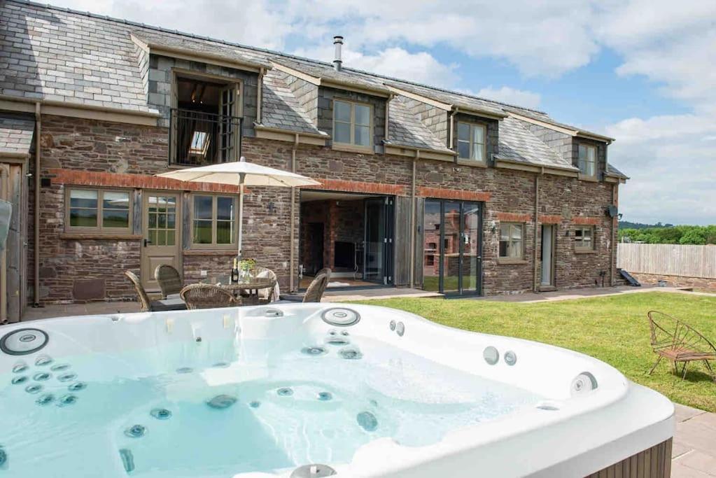 Вилла Coed Farm-Hot Tub-Sleeps 12-Near Брекон Экстерьер фото