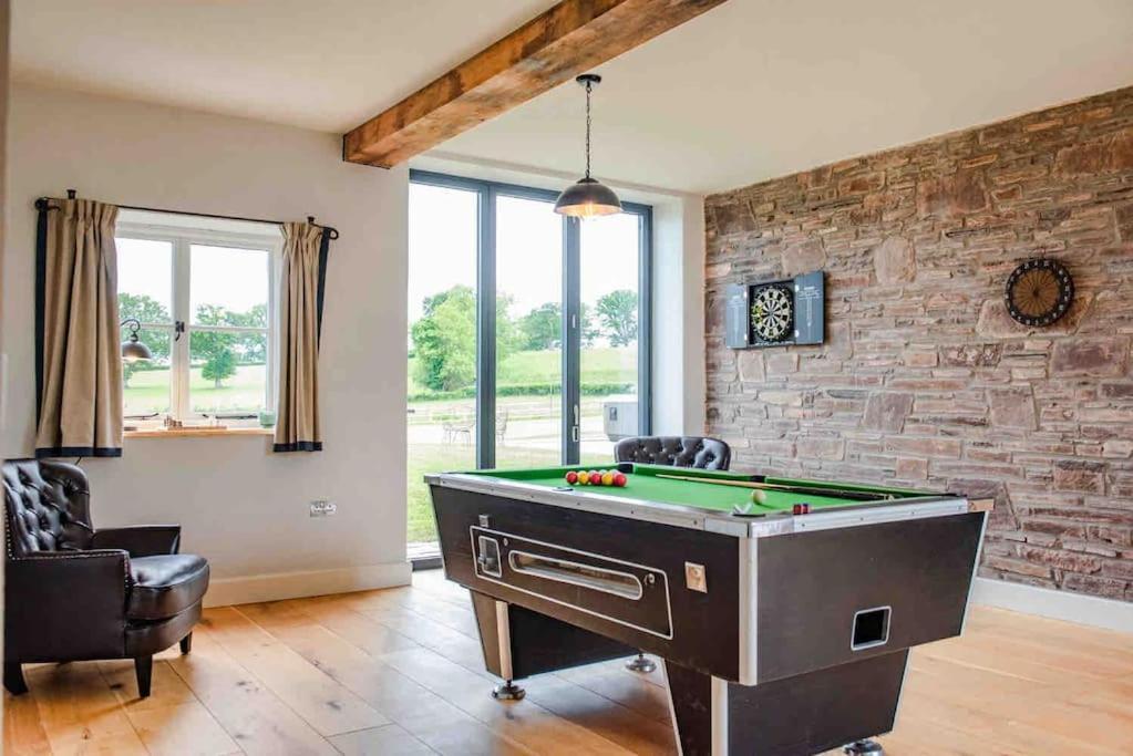 Вилла Coed Farm-Hot Tub-Sleeps 12-Near Брекон Экстерьер фото